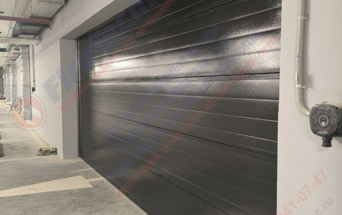 Секционные противопожарные ворота FireTechnics-S EI60 без калитки в паркинге ЖК